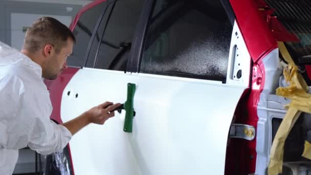 Очистка поверхности автомобиля перед упаковкой винила — стоковое видео