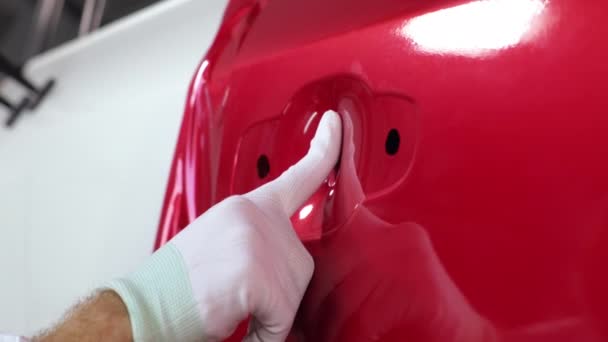 Auto wechselt die Farbe mit Vinylfolie — Stockvideo
