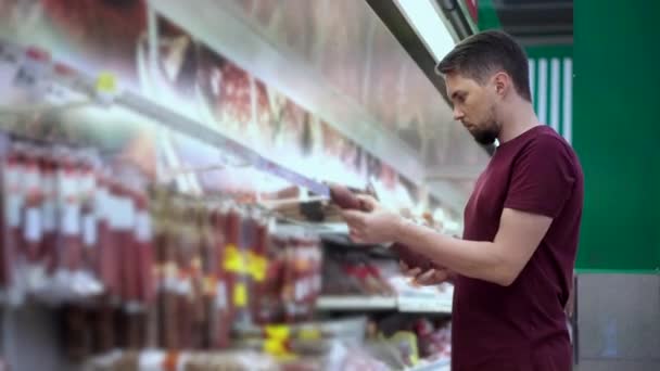 Elegir salchichas ahumadas en el supermercado — Vídeos de Stock