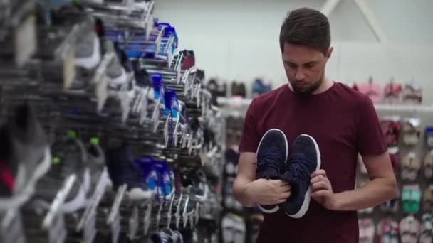 Uomo comprare scarpe da corsa — Video Stock