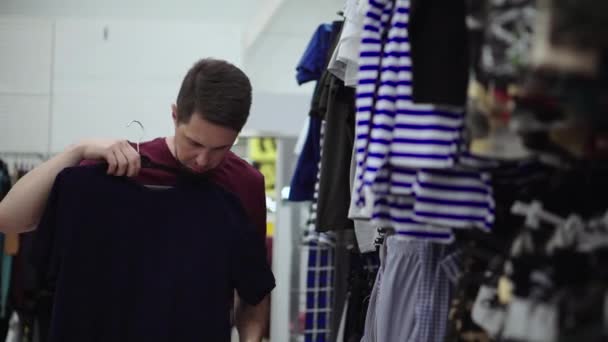 Man doing the shopping in clothing store — Stock Video
