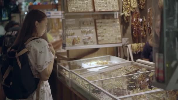 波兰克拉科夫主要市场广场的琥珀珠宝店 — 图库视频影像