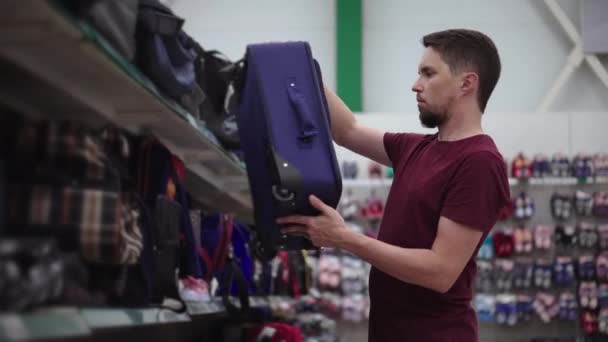 Han behöver en ny resväska för resan — Stockvideo