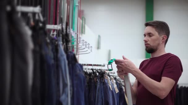 Man koopt riem in kledingwinkel — Stockvideo