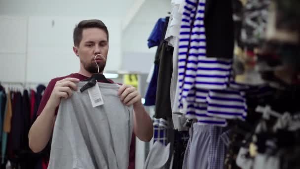 Man buying casual clothes — Stock Video