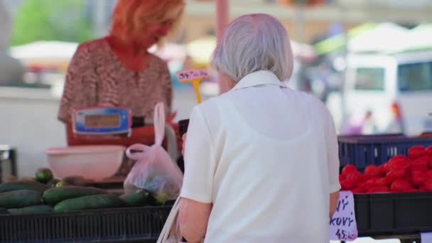 Oudere vrouw op de markt — Stockvideo