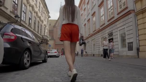 Κορίτσι τουρίστρια στην Παλιά Πόλη της Κρακοβίας, Πολωνία — Αρχείο Βίντεο