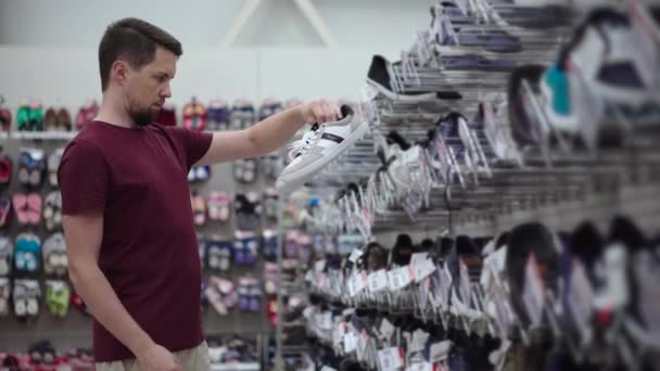 Man in de schoenenwinkel — Stockvideo