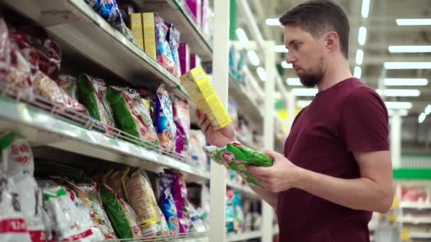 Buying dry food for a pet — Stock Video