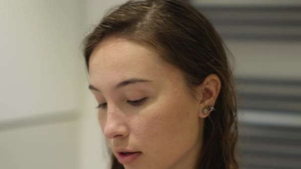 Garota aplicando protetor labial — Stockvideo