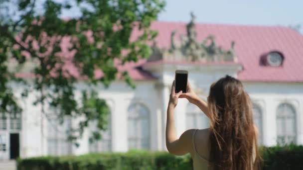 Mulher turista tirar fotos do antigo edifício de arquitetura clássica — Vídeo de Stock
