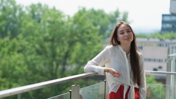 Mujer joven y relajada en el balcón — Vídeos de Stock