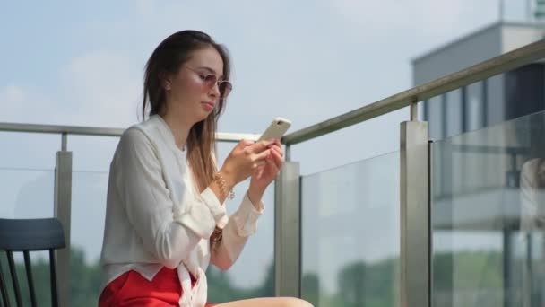 彼女はスマートフォンとインターネットなしでは自分の一日を想像できない — ストック動画