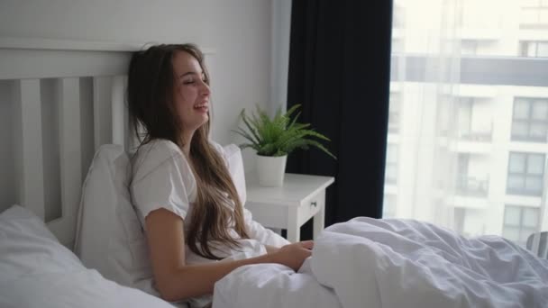 Morgens mit dem Handy — Stockvideo