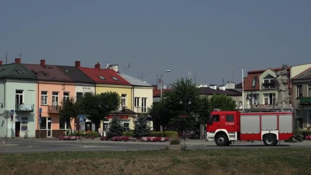 Вуличний вид на маленьке містечко Радзин Подласкі (Польща). — стокове відео
