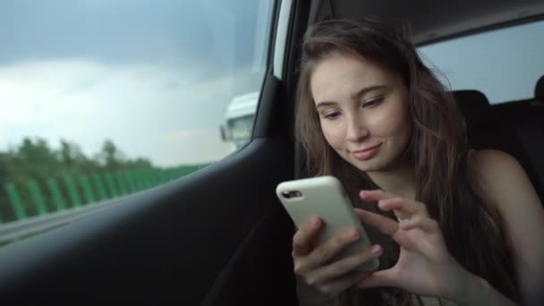 Lány a cellával a kocsiban — Stock videók