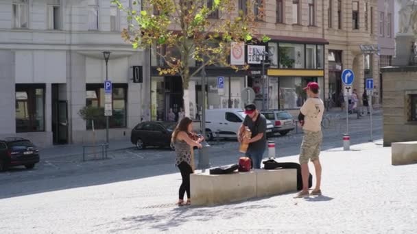 Musiker tjänar på gatan — Stockvideo