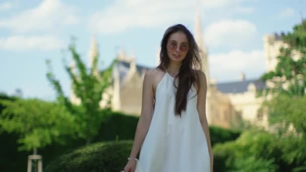 Lány a Lednice Palota ellen Csehországban — Stock videók