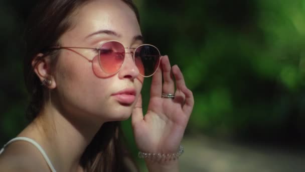 Retrato al aire libre de morena coqueta en gafas de sol — Vídeos de Stock