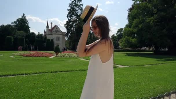 Lednice Sarayı 'nın güzel parkında tasasız bir yürüyüş. — Stok video