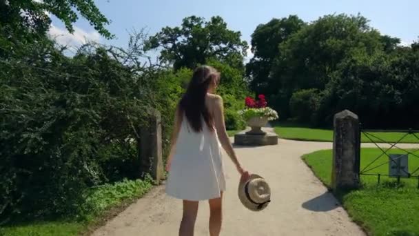 Flirtig och bekymmerslös flicka i parken — Stockvideo