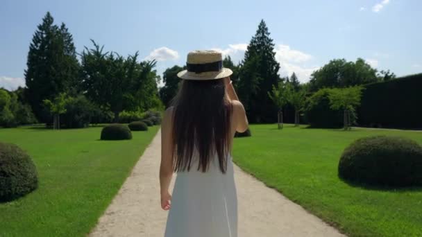 Chica alegre en el parque verde escénico — Vídeo de stock