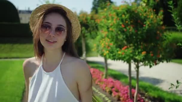 Promenade agréable et insouciante dans le parc du Palais de Lednice, Tchéquie — Video