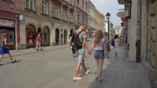 Πολωνία, Κρακοβία - Αύγουστος, 2019: άνθρωποι περπατούν στον πεζόδρομο κατά τη διάρκεια της ημέρας — Αρχείο Βίντεο