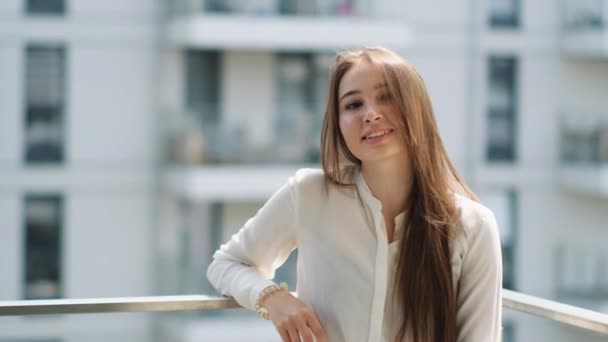 Asiático chica es sonriendo de pie en balcón — Vídeo de stock