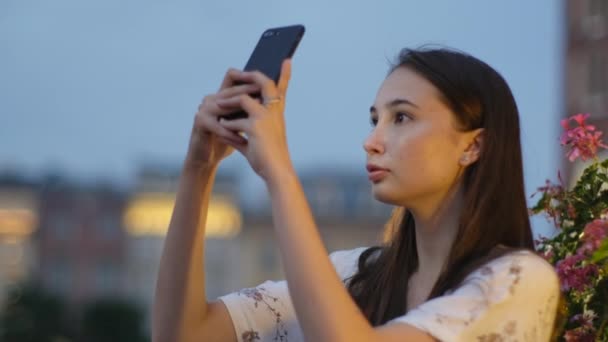 Жінка мандрівник фотографує пам'ятки міста мобільним телефоном — стокове відео