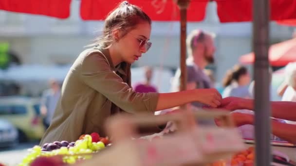 Mujer está pagando al vendedor de fruta en el mercado — Vídeos de Stock