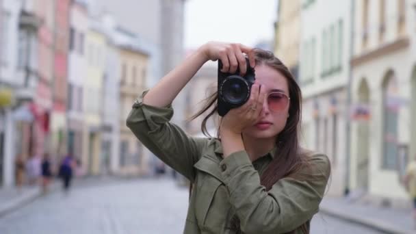 Olomouc, Tjeckien - augusti 2019: kvinna fotograferar landmärken och gammal arkitektur på gatan — Stockvideo