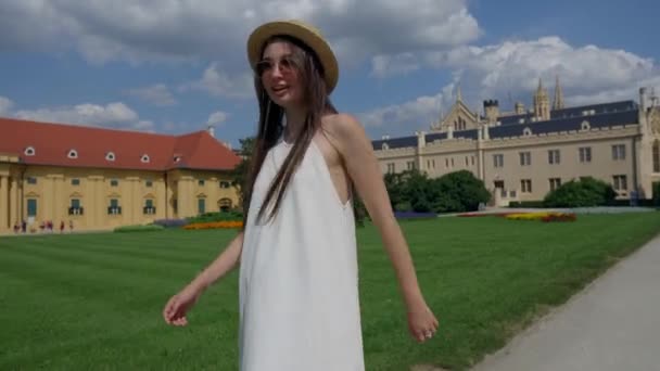 Turist kvinna körs på området Lednice slott — Stockvideo