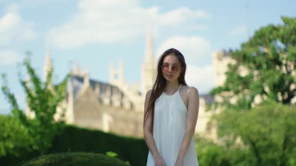 Female traveler in front of Lednice Palace — Stock Video