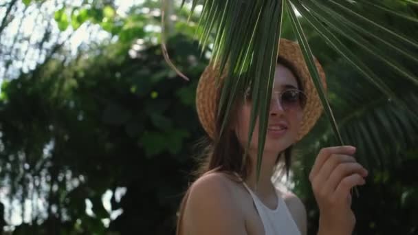 Visitante femenina de jardín botánico, retrato — Vídeos de Stock