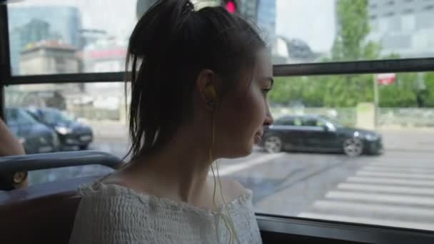 Дівчина подорожує трамваєм у місті — стокове відео