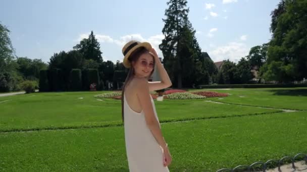 Wanita berambut cokelat di area taman di musim panas — Stok Video