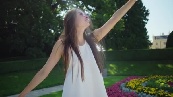 Paseo en el jardín del castillo checo Lednice en el día — Vídeos de Stock