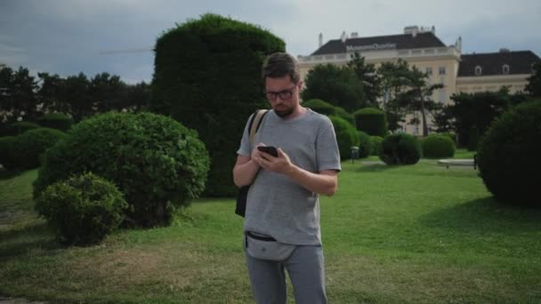 Vídeňský návštěvník prohlíží mapu na mobilu, Rakousko — Stock video