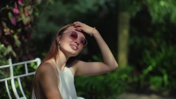 Mujer está descansando sentado dentro del jardín botánico — Vídeo de stock