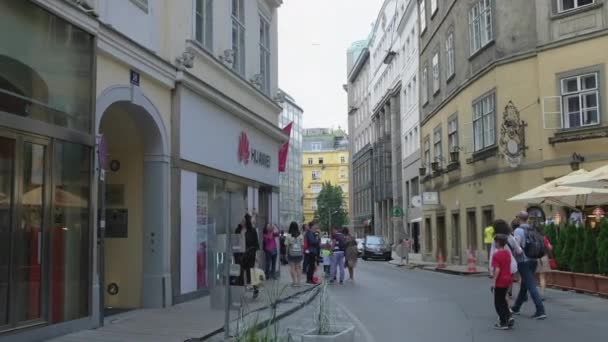 Fleischmarktstraat in de oude binnenstad van Wenen, Oostenrijk — Stockvideo