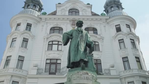Vienna view with Regensburger Hof and Gutenberg monument, Austria — стокове відео