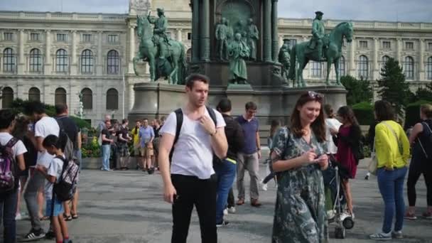 Turistas en la Plaza María Teresa y Museo de Historia del Arte en Viena, Austria — Vídeo de stock