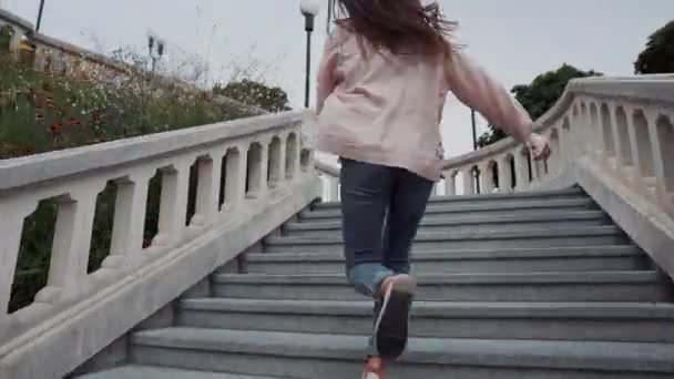 Mujer está corriendo sobre escaleras de piedra de viejo edificio al aire libre — Vídeo de stock
