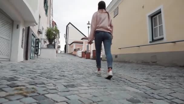 Turista femenina está caminando en pequeño pueblo en el valle austriaco Wachau — Vídeos de Stock