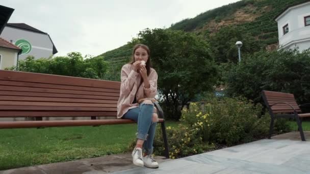 Almuerzo descanso de la joven estudiante al aire libre — Vídeos de Stock