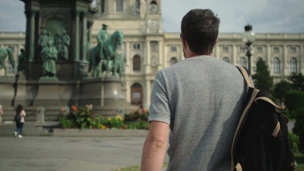 Caminhadas de viajantes no centro de Viena, capital da Áustria — Vídeo de Stock