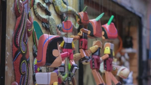 Rovinj, Kroatien - August 2019: Holzpuppen aus Pinocchio hängen an der Vitrine eines Souvenirladens in der Straße — Stockvideo