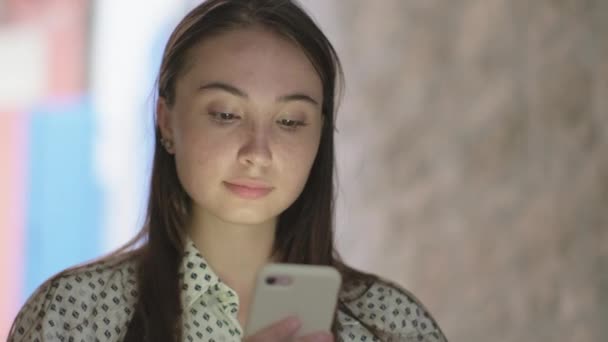 Menina com smartphone — Vídeo de Stock