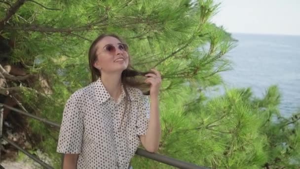 Mujer está disfrutando de la naturaleza y vistas al mar en verano — Vídeos de Stock